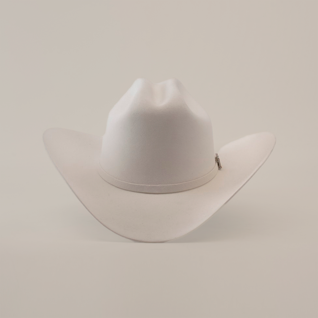 The 100X Independecia White is a luxurious white cowboy hat made from full beaver fur, showcasing a wide brim and pinched crown, exemplifying classic western headwear against a neutral background.