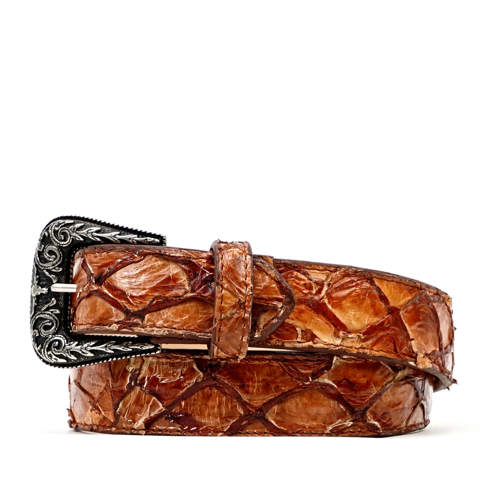 Cinturón de brandy con hebilla de Texas y pespuntes exóticos de pirarucú