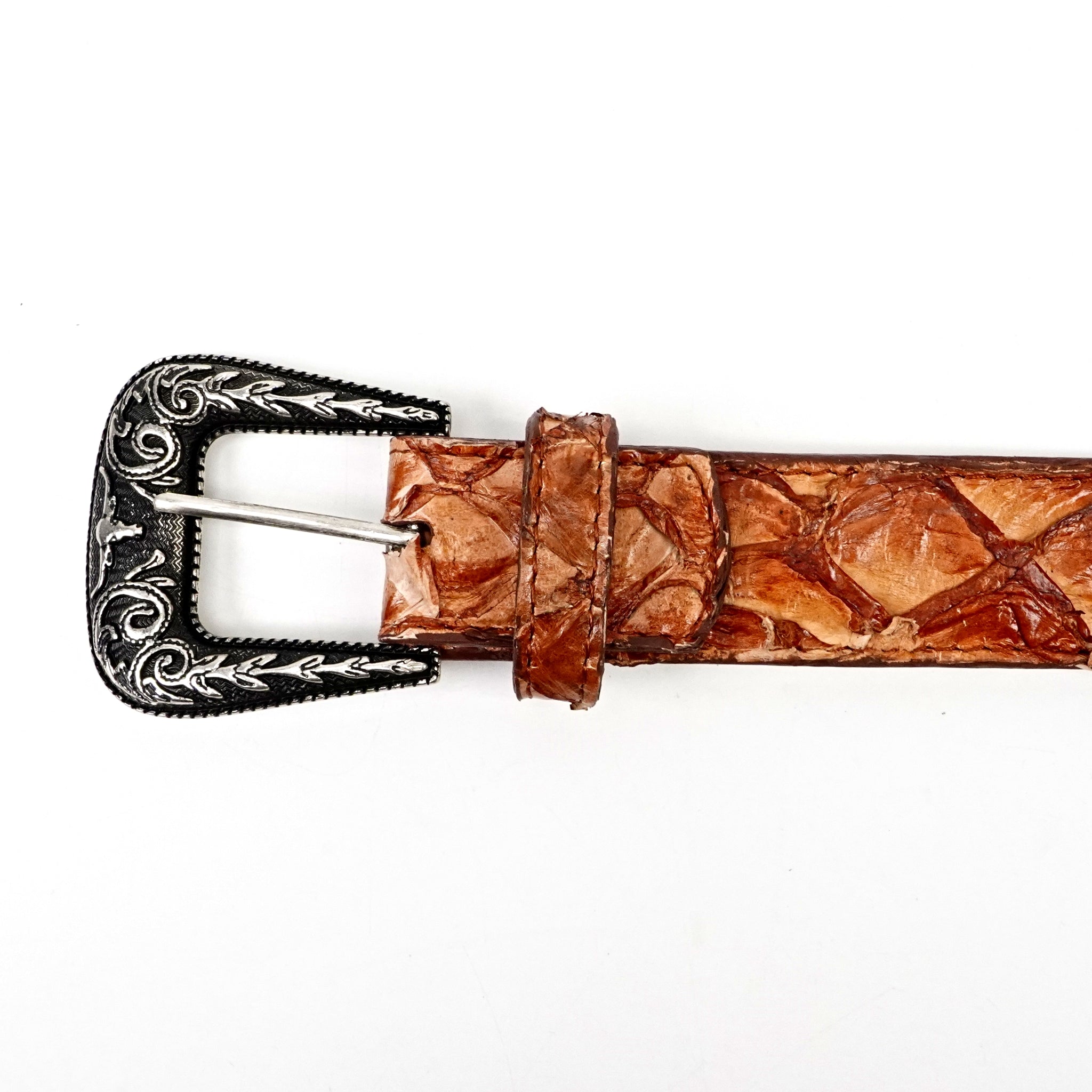 Cinturón de brandy con hebilla de Texas y pespuntes exóticos de pirarucú