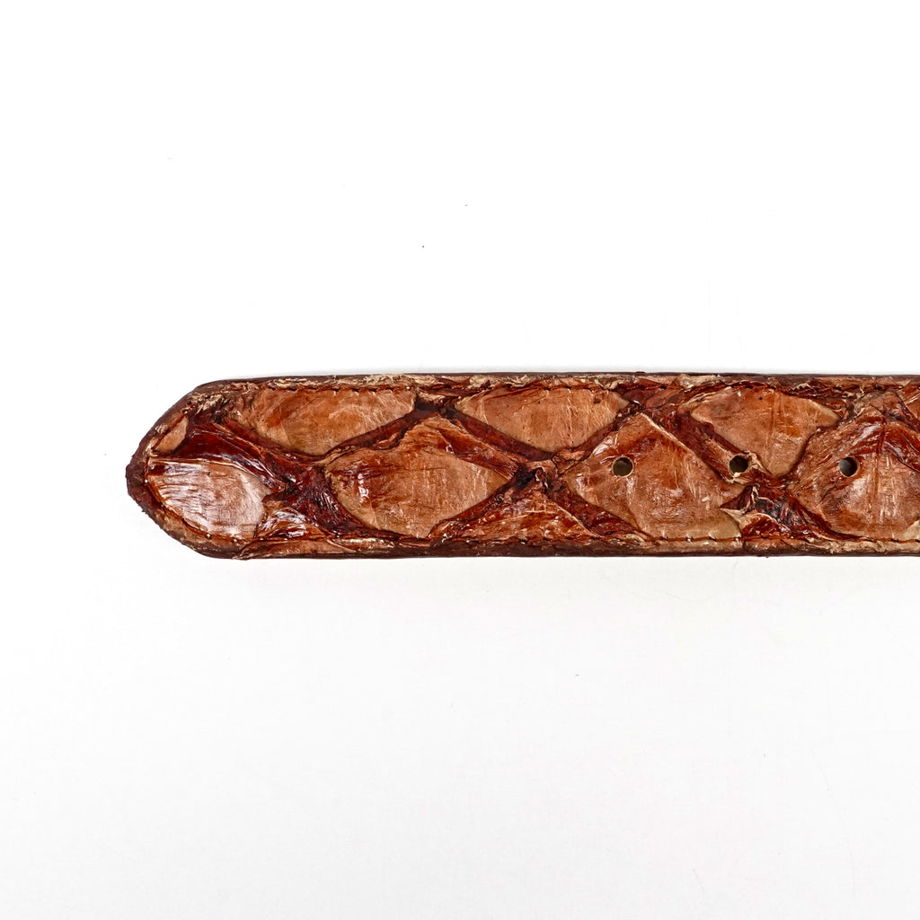 Cinturón de brandy con hebilla de Texas y pespuntes exóticos de pirarucú